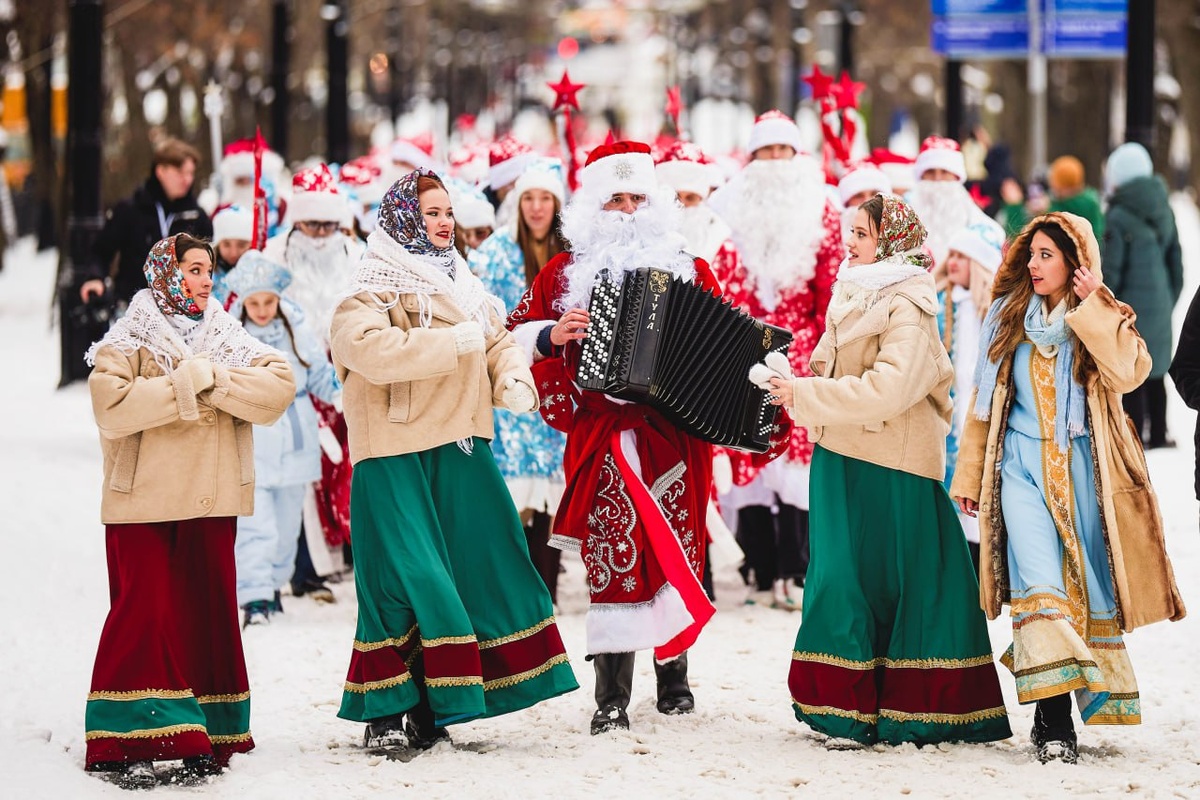 Krugozor / Город Москва / Парад дедов Морозов и Снегурочек в Москве 2025 