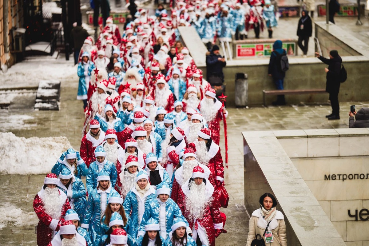 Krugozor / Город Москва / Парад дедов Морозов и Снегурочек в Москве 2025