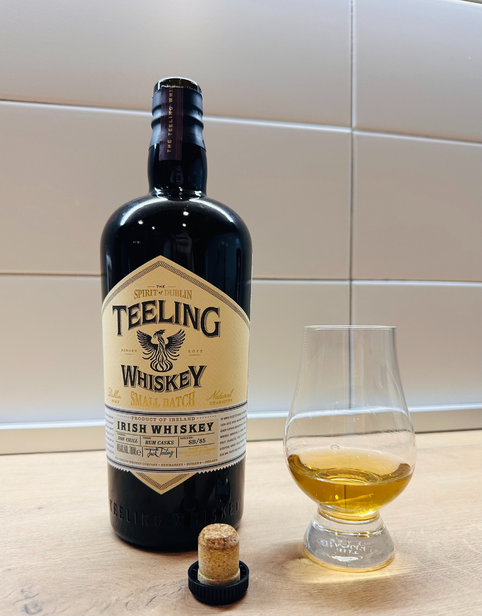 Бутылка и этикетка выглядять очень стильно