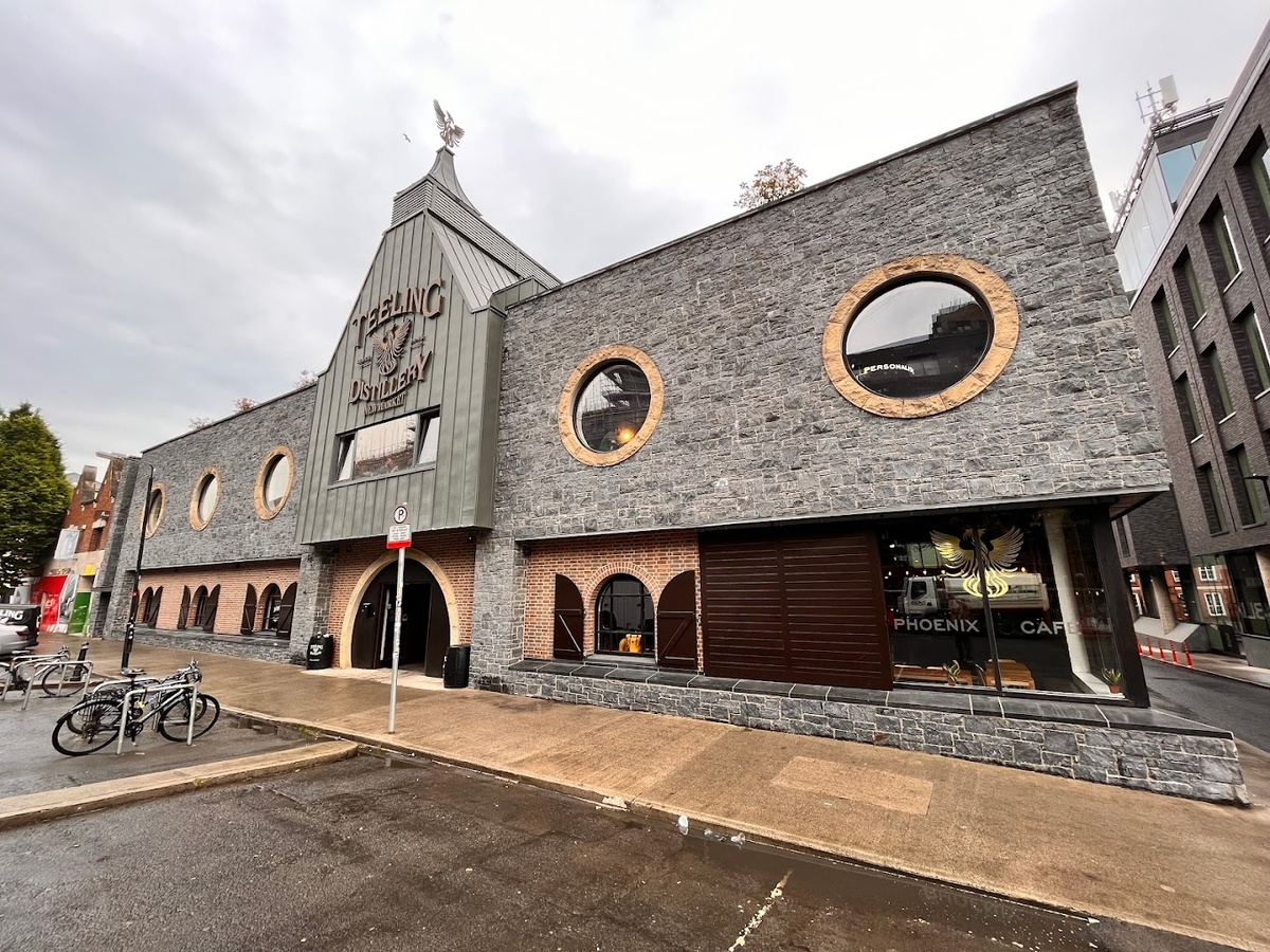 Фото взято из интернета. Здание винокурни выглядит интересно и классно.