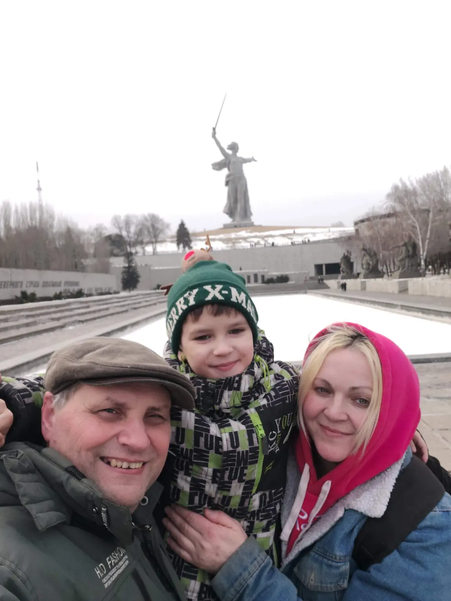 Песня про маму слова. Стихи об ушедшей маме. Мы зовем ее мама. Мама нами. Какая мама.