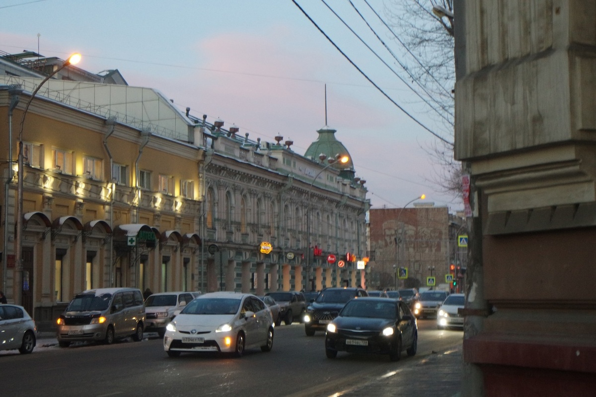 вечерняя улица Большая (Карла Маркса) - вид на дом Кальмеера