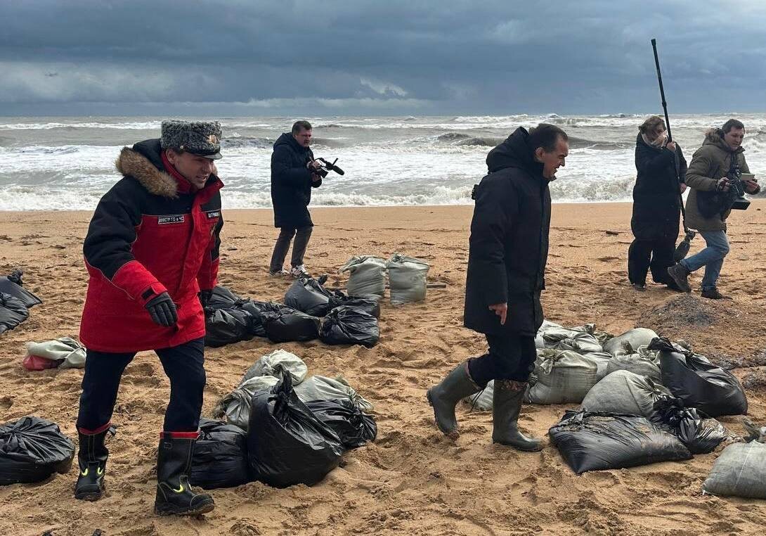     Губернатор Краснодарского края Вениамин Кондратьев прибыл в станицу Благовещенскую, где экстренные службы и волонтёры ликвидируют последствия выброса нефтепродуктов на берег / Вениамин Кондратьев