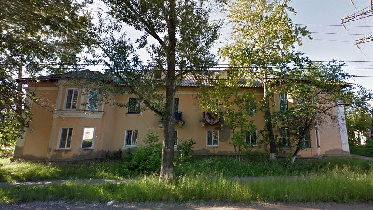 Многоквартирный дом, который был признан аварийным и подлежащим сносу. Источник: Google Maps