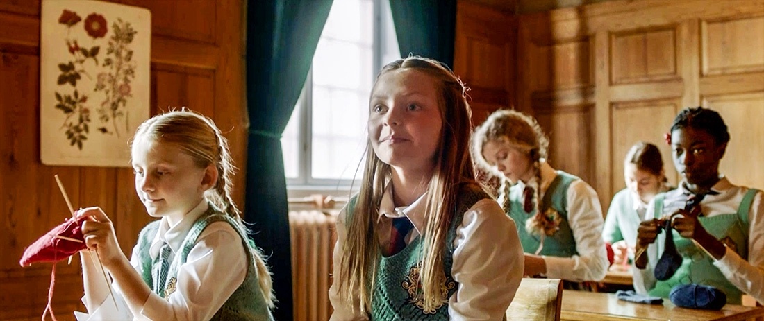 Люсия на занятии для девочек, где все чему учат девочек это как вязать рожденственские чулочки.