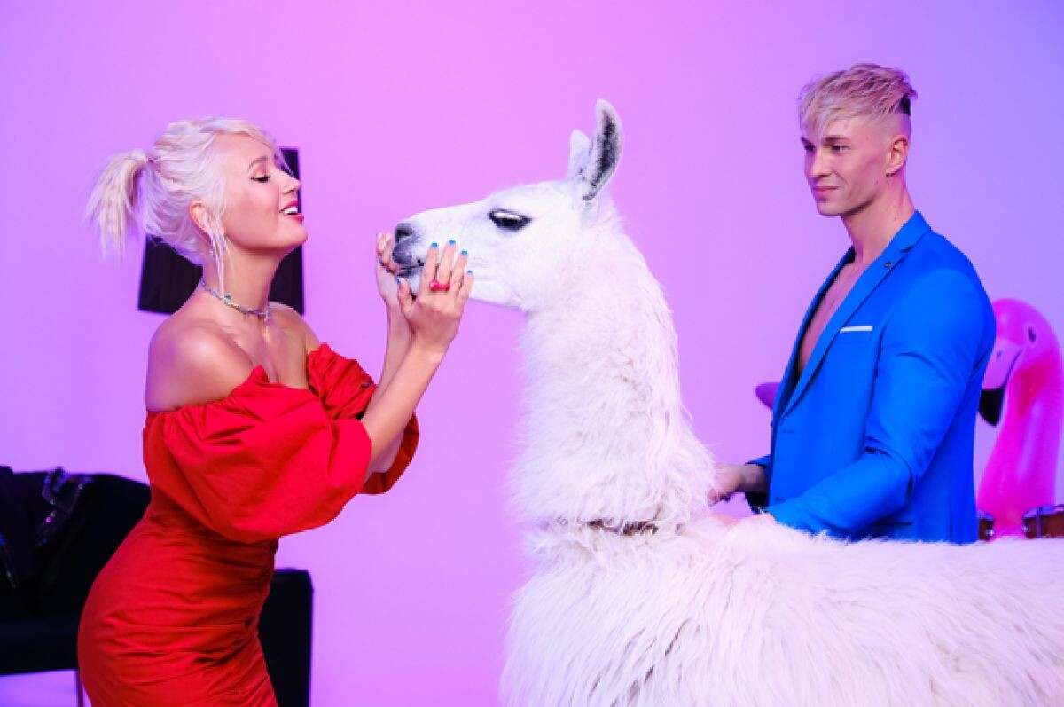 На снимке слева  Кла́вдия Высо́кова "Клава Кока). Фото Яндекс.Картинки. 