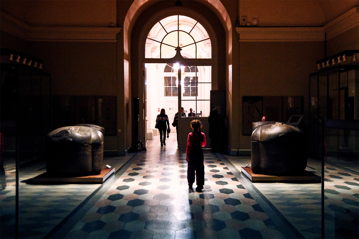 Ночь в музее. В Эрмитаже загулявшихся посетителей подгоняют к выходу выключая свет. 