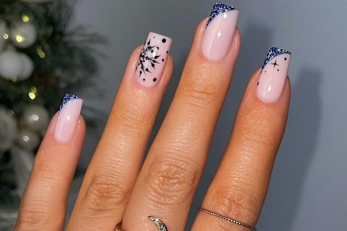     Золотые заплатки и синее пламя: топ-5 стильных дизайнов маникюра