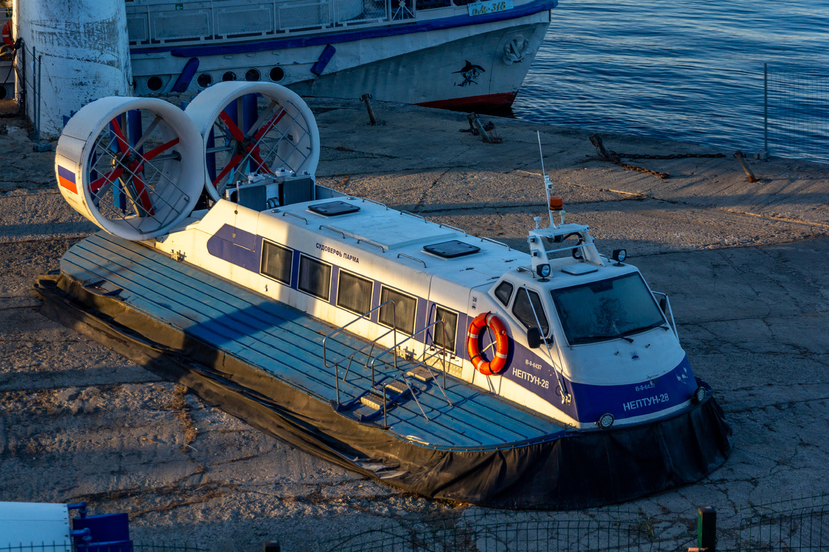 первые вестники зимы - СВП - уже обживаются на речном