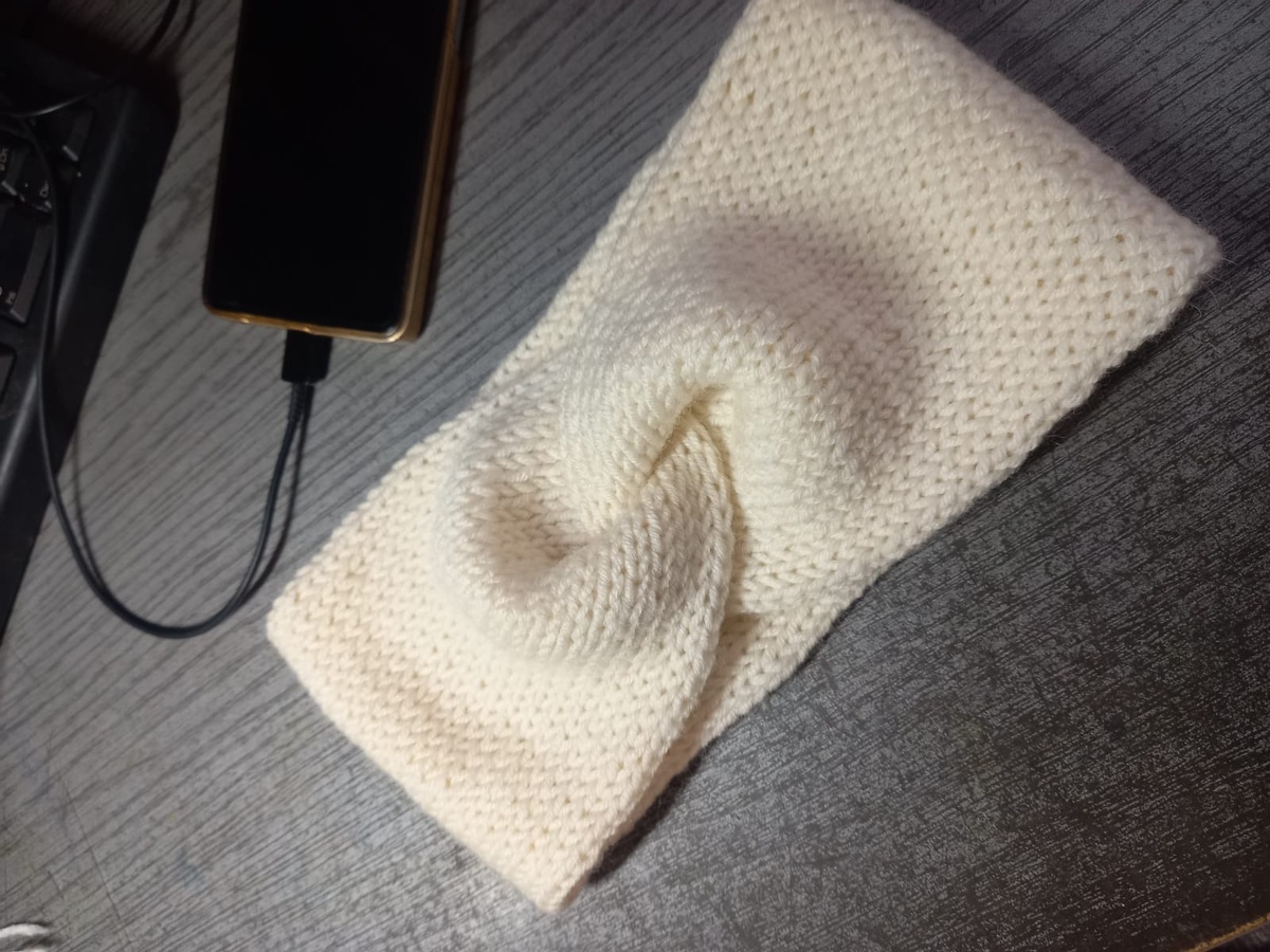 Повязка связано спицами вкруговую чулочной вязкой