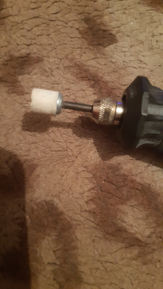 Камешек .Не гранитный и не в груди )