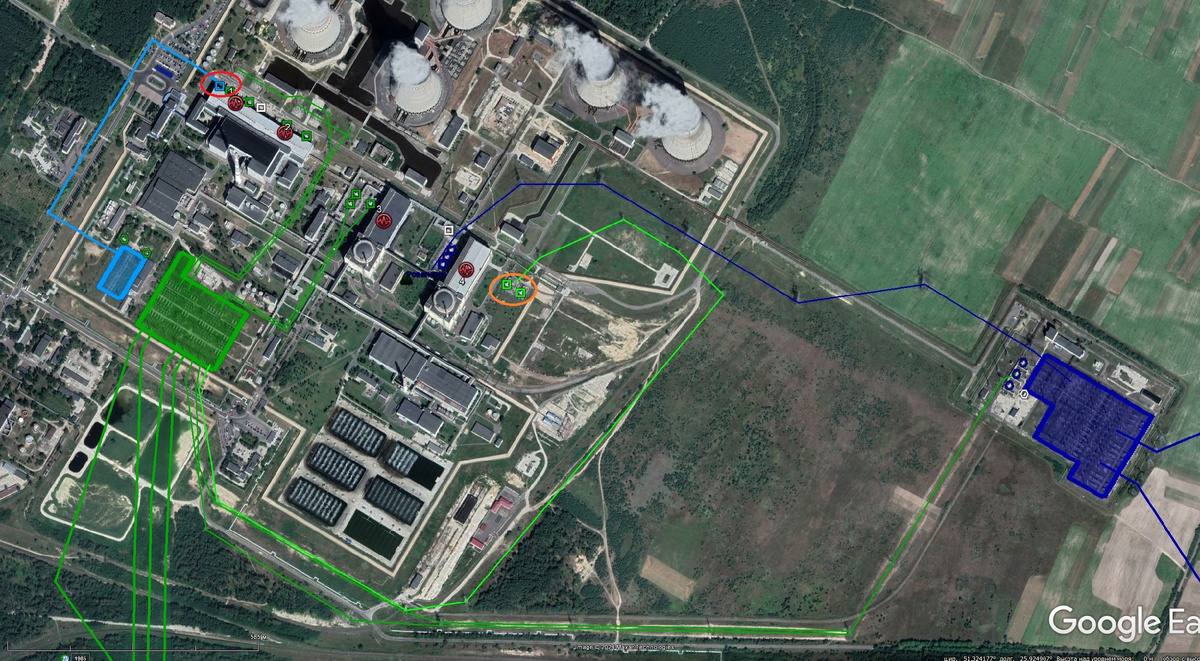 Синее – 750 кВ, зелёное – 330 кВ, голубое – 110 кВ. Закрашены – ОРУ, значки осциллографа – энергоблоки, шестиугольники – автотрансформаторы, квадраты – трансформаторы. Голубая линия – это стрелка со схемы, РТСН обведён красным. Рыжим обведены РТСН 330 кВ для энергоблоков №№3,4.