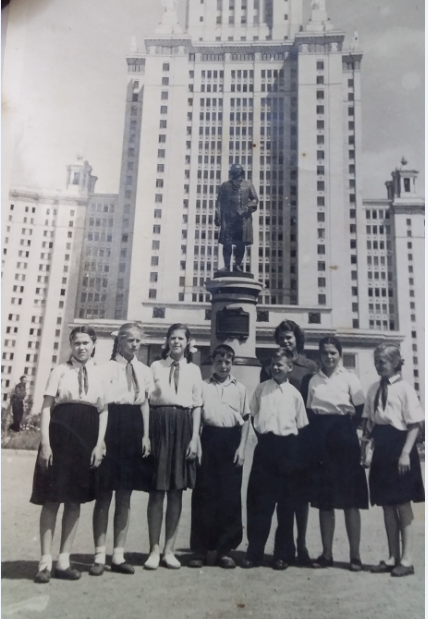 На фото Фира Васильевна стоит за ребятами.