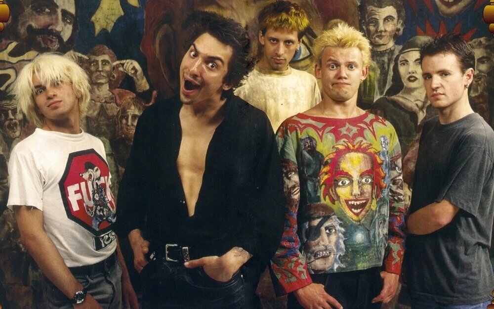    Состав группы в 1996–1998 годах. Слева направо: Александр Балунов (Балу), Михаил Горшенёв (Горшок), Александр Щиголев (Поручик), Андрей Князев (Князь), Яков Цвиркунов (Яша). Фото: Commons.wikimedia.org