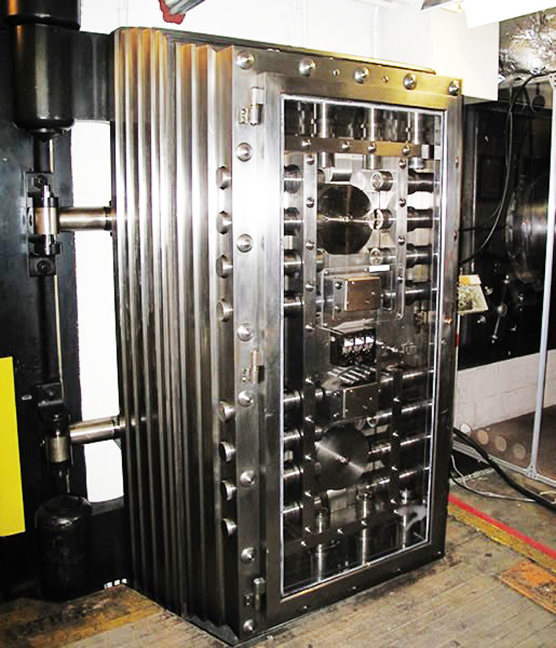 Традиционная банковская дверь made in USA начала XX века