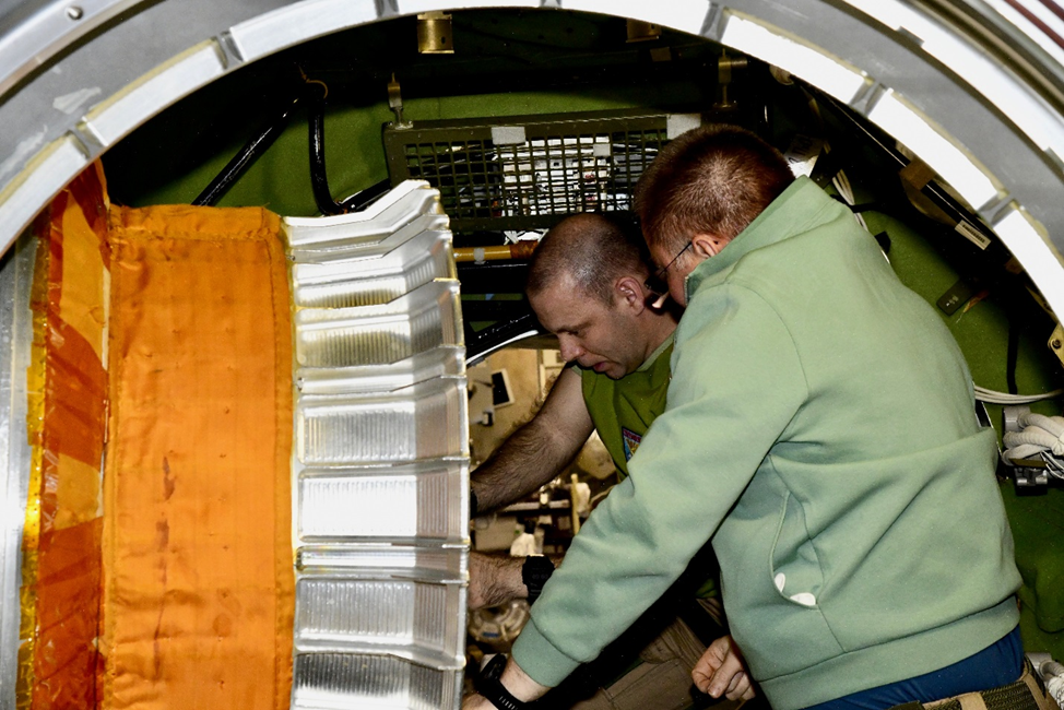 Алексей Овчинин и Иван Вагнер готовят МИМ-2 «Поиск» к выходу в открытый космос. Фото: Роскосмос

