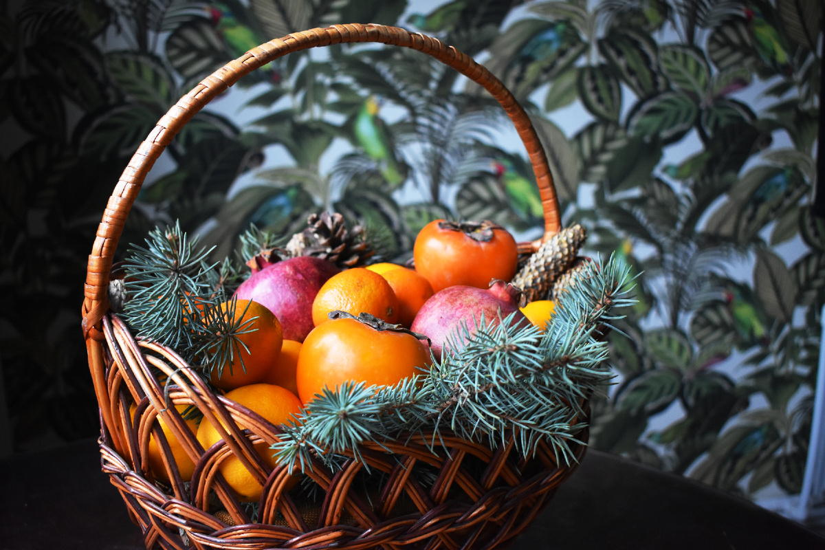 Пасхальная корзинка превращена в новогоднюю. Стоит на столе, чтобы все угощались фруктами. А можно прийти с такой корзинкой в гости. На мой взгляд, неплохой подарок - корзинка с фруктами.