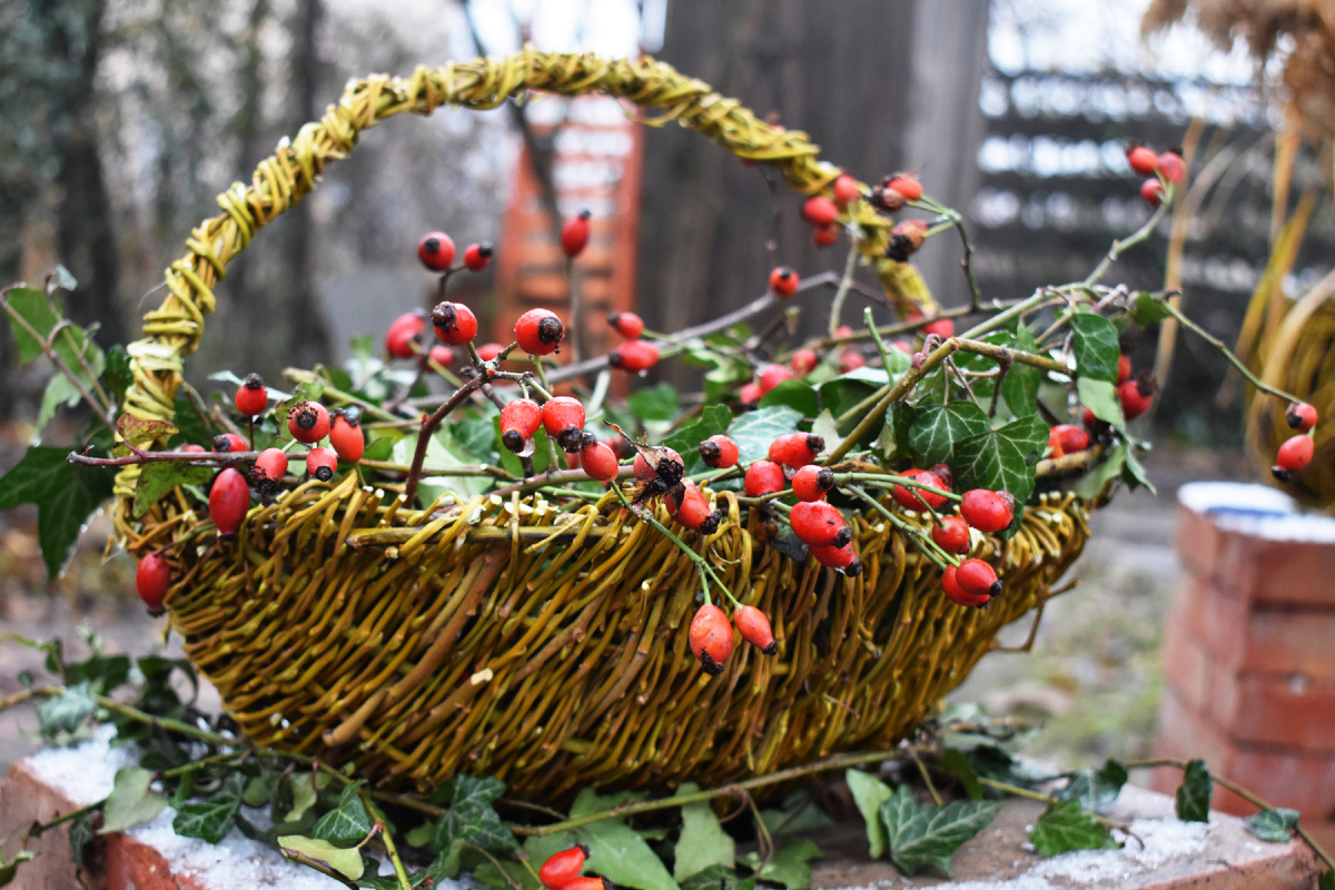 Корзина для декора с намеком на предстоящие праздники