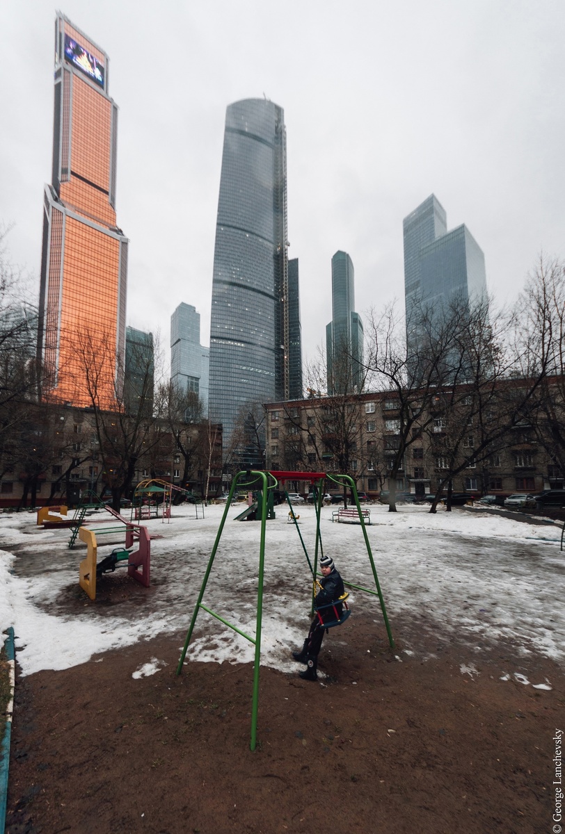 Контрастный пейзаж старого района "Камушки" на фоне небоскребов "Москва - Сити".