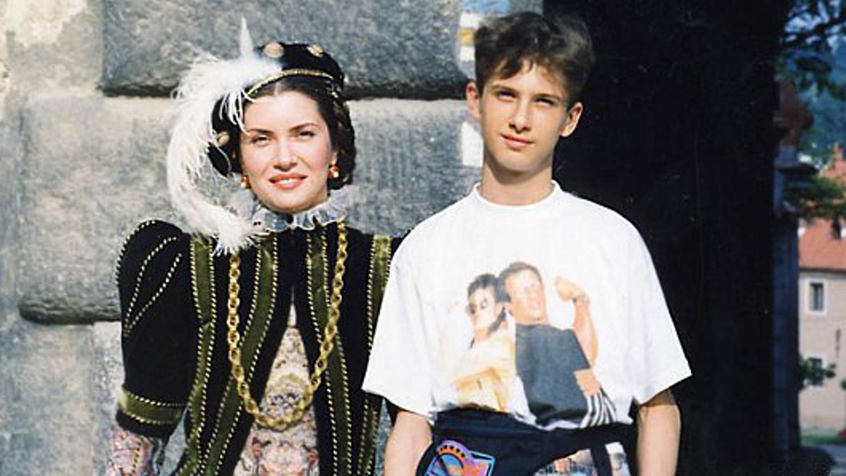 Вера Сотникова с сыном на съёмках «Королевв Марго» (1996)