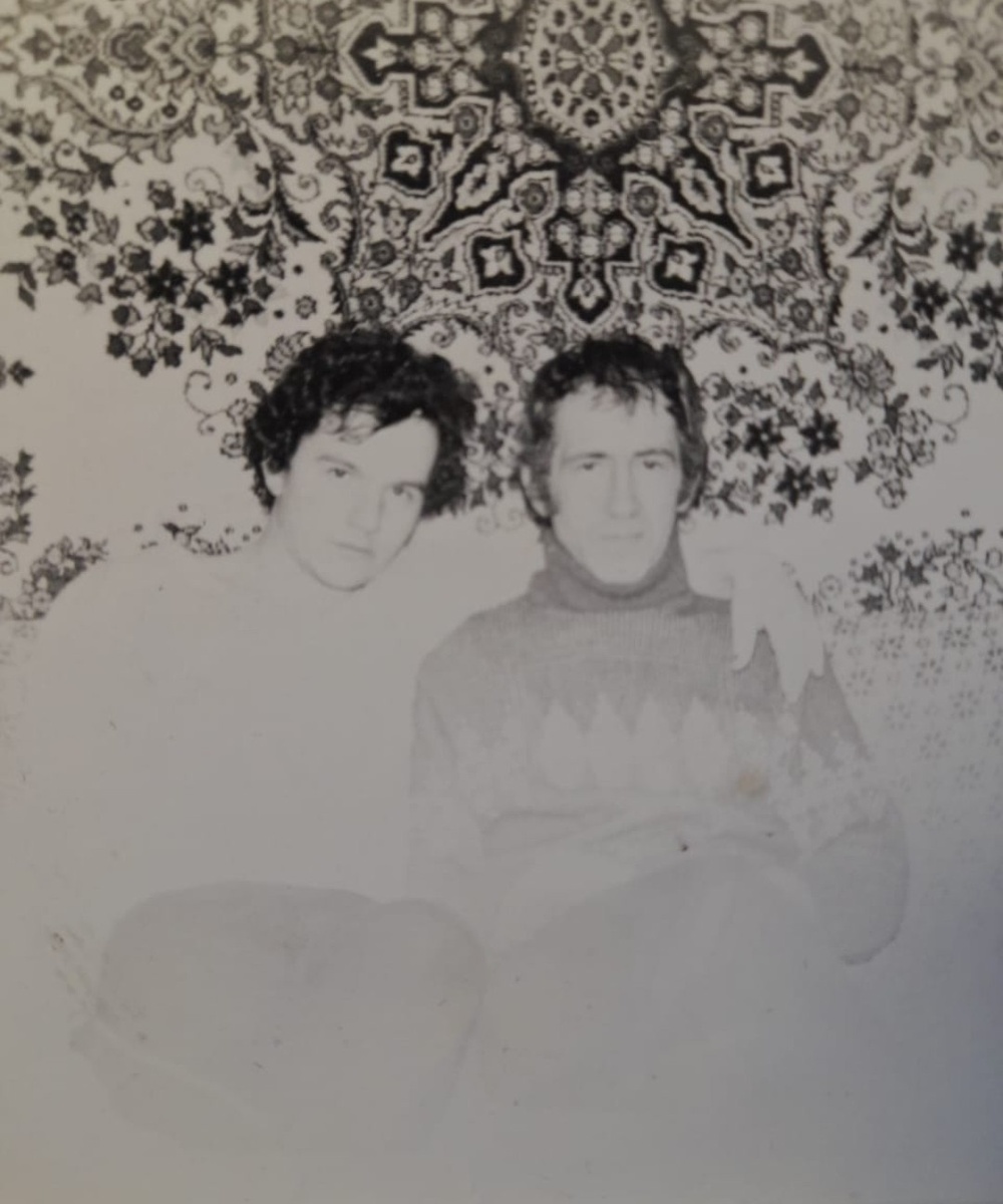 Единственное фото Миши Орлова, какое нашли. Сидит рядом с Володей Фоменко. Миша( земля пухом) в свитере.