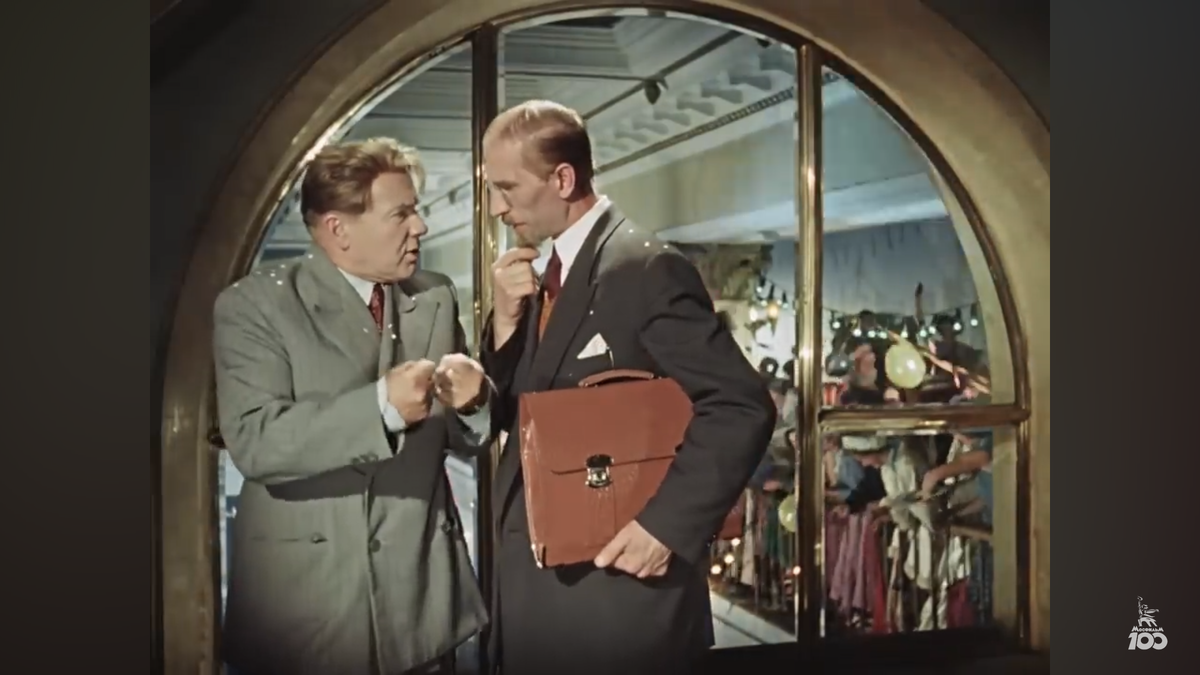 Кадр из фильма. Слева Огурцов в исполнении Игоря Ильинского