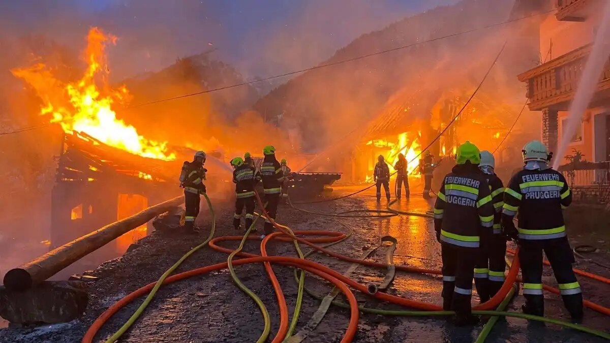 Фото: Freiwillige Feuerwehr Fleiß
Тушение пожара на ферме в Австрии
