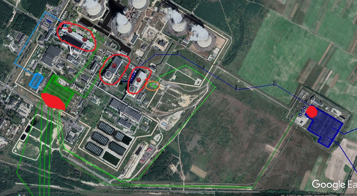 Рисунок № 1 из тлг-канала "Сам себе энергетик". Ровенская АЭС. Красные пятна - зоны расположения АТР на ОРУ-750  ( синий) и ОРУ-330 (зеленый). Красным обведены реакторные цеха.
