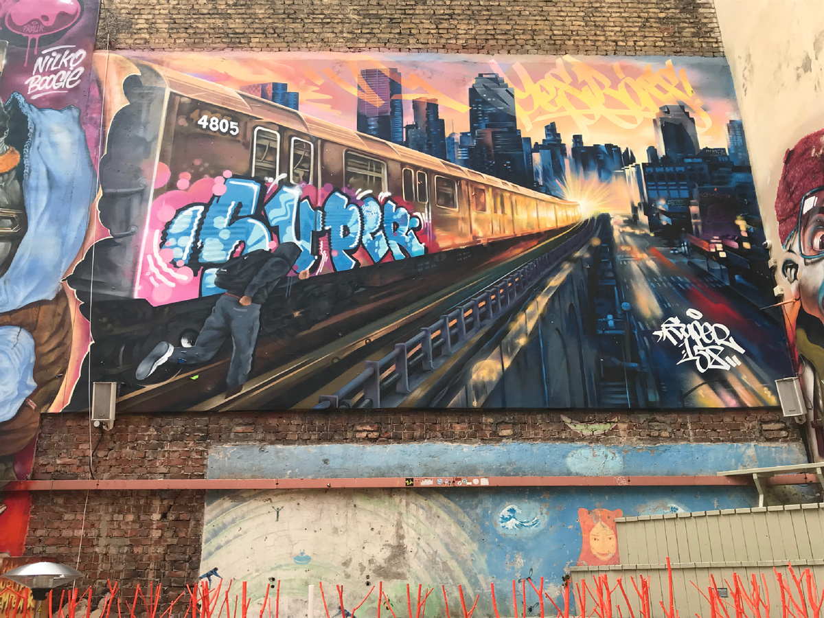 Буйство красок и эмоций. Серия граффити во дворе арт-пространства Tsunami на Лиговском проспекте, 39. Фото автора