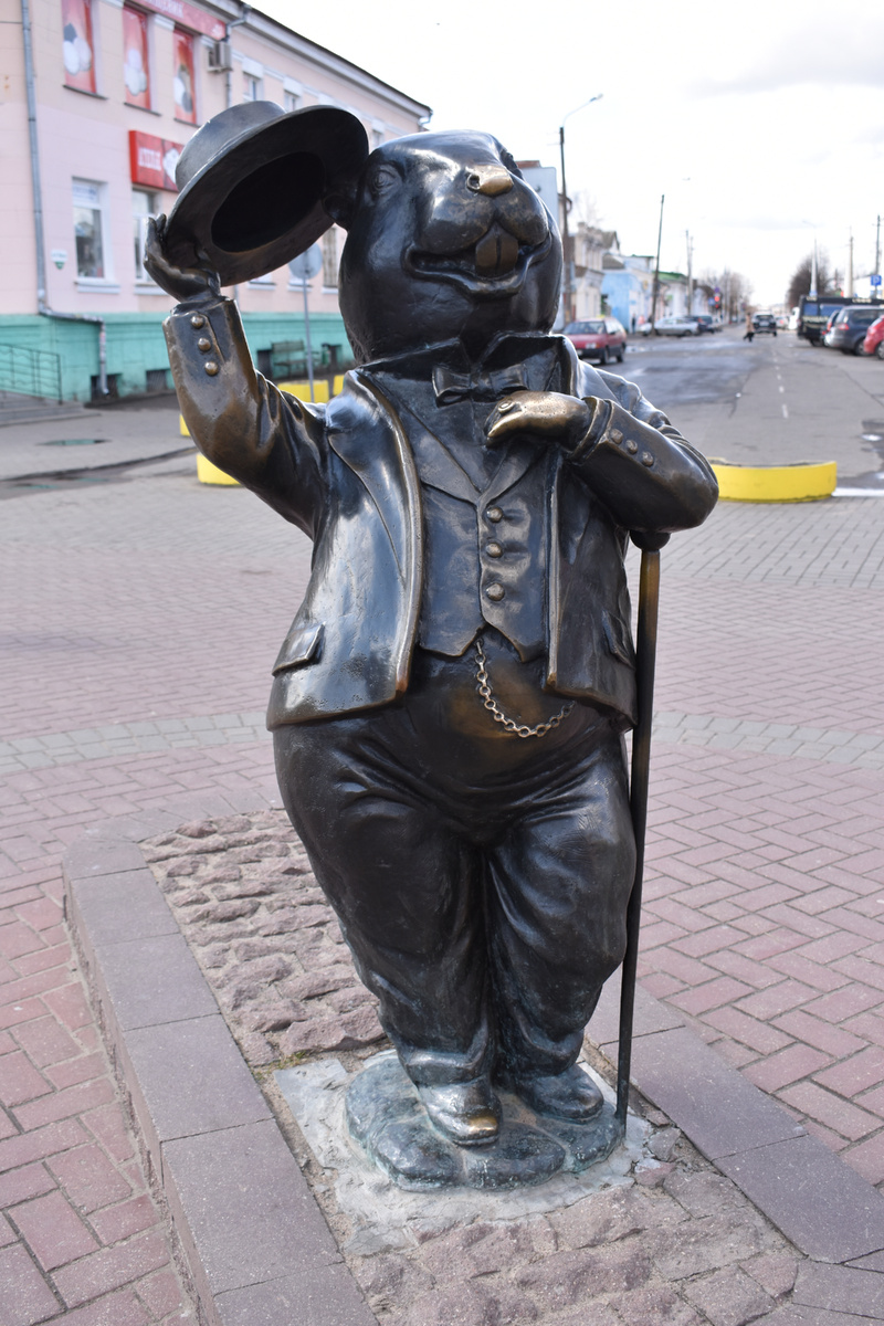 Бобр – символ города. Это самый известный возле городского рынка. На удачу трут нос, на богатство – лапку. 