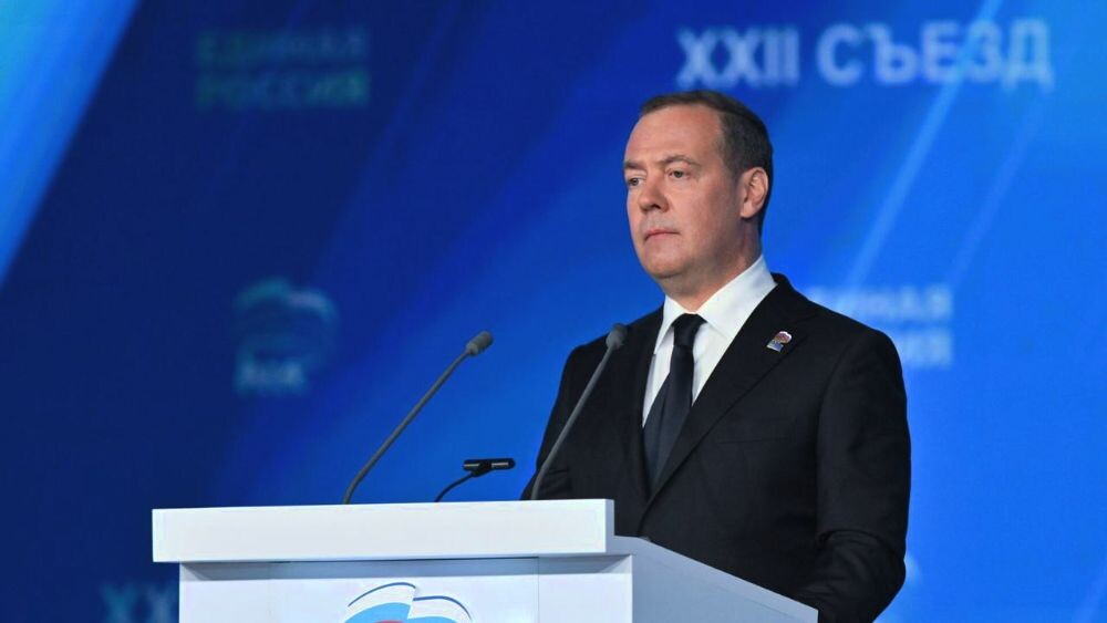 Дмитрий Медведев считает, что нужно ставить на место тех, кто пытается навредить нашей стране