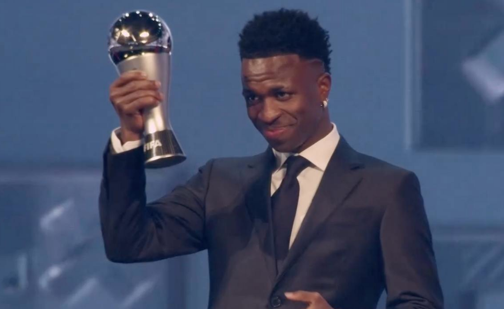 Винисиус Жуниор с призом лучшему футболисту сезона-2023/24 по версии ФИФА. Фото: соцсети