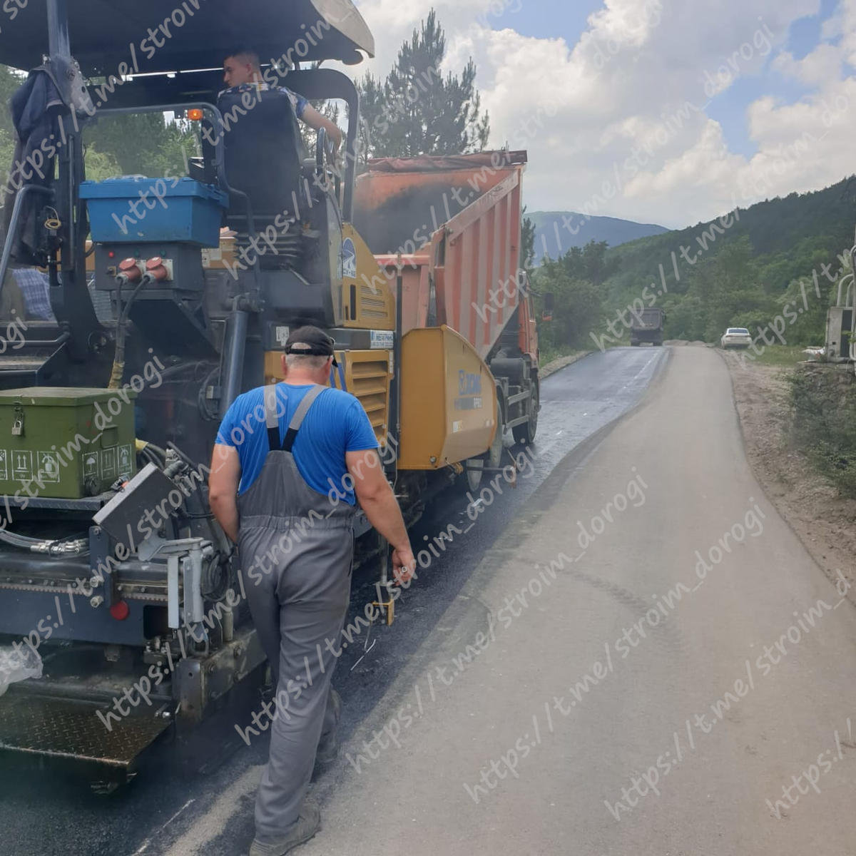 Использование в дорожных работах современных машин для укладки асфальта в Крыму