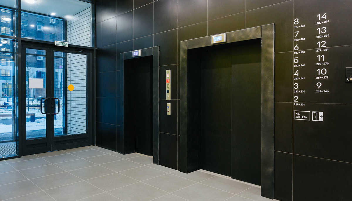 Лифты примерно такие. Ездят и в подвал, где подземная парковка.