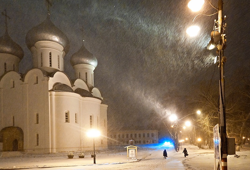 Вологда. Снегопад у Софийского собора. Фото Елены БЕЛОЗОРОВОЙ.