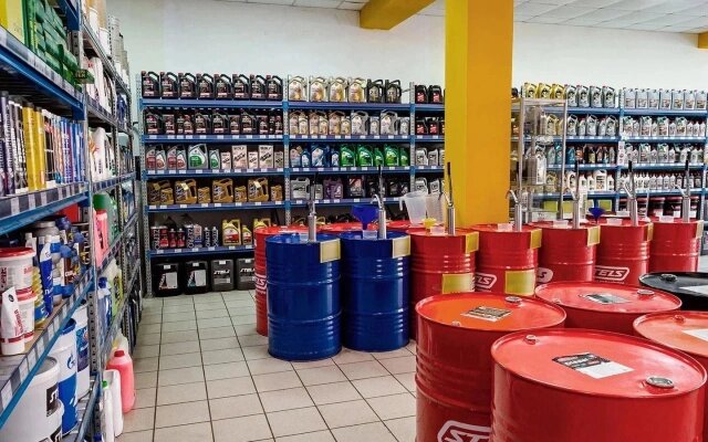 Дольше всего сохранит свои свойства запечатанное на заводе масло. В среднем норма варьируется от 3 до 5 лет (Фото: mk1one / Shutterstock / FOTODOM)