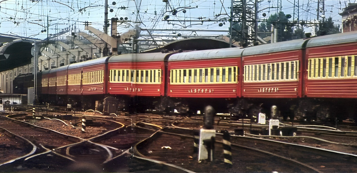 Московский вокзал. Отправление поезда "Аврора" (источник https://pastvu.com/p/130285)