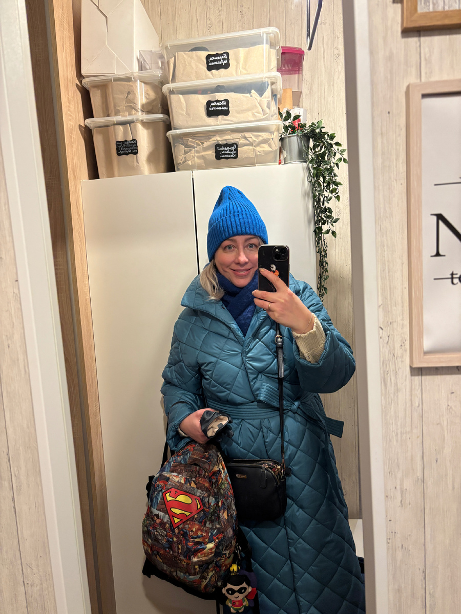 Фото автора. Петю после школы отправила на рисование, принесла домой его портфель, собрала еду, взяла рюкзак с формой на капоэйру и сумку с термосами, побежала дальше 