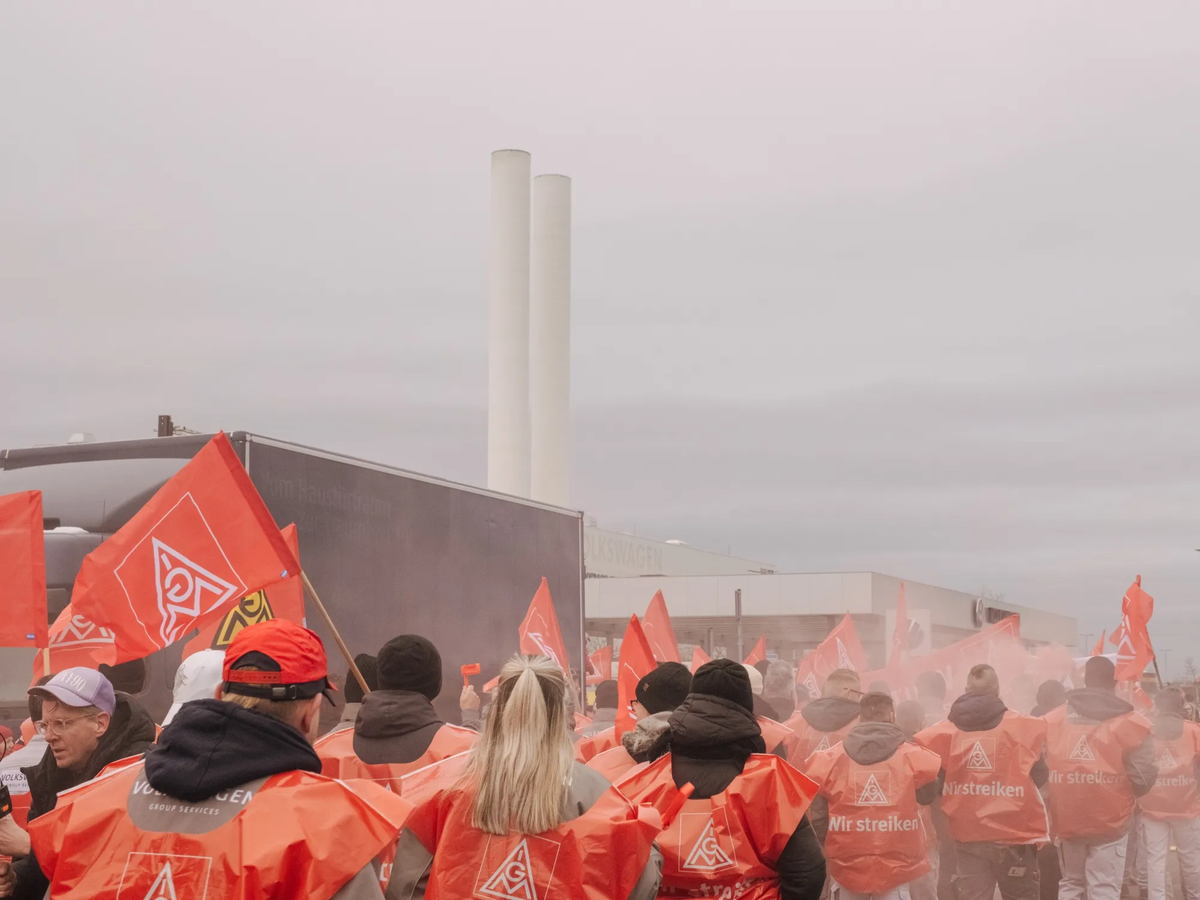 Рабочие проводят предупредительную забастовку на заводе Volkswagen в Цвиккау, 2 декабря. Фото: Iona Dutz/Bloomberg/