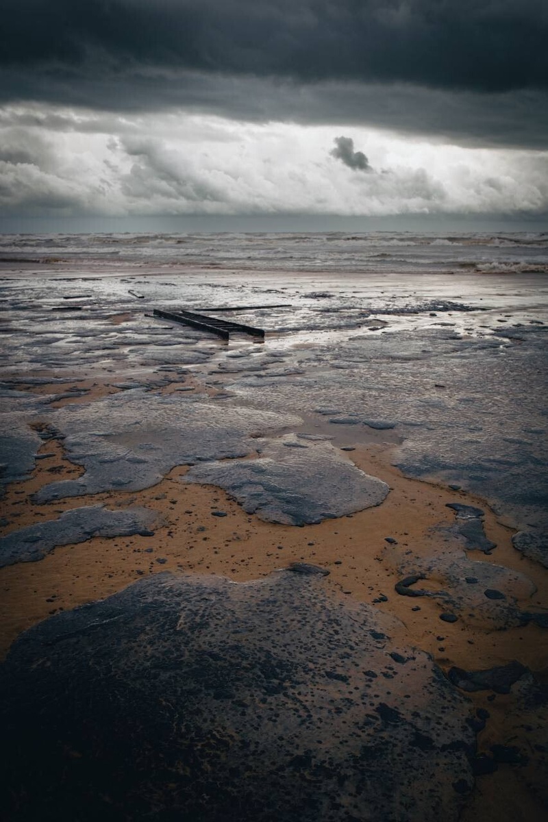 Мазут на пляжах Анапы.