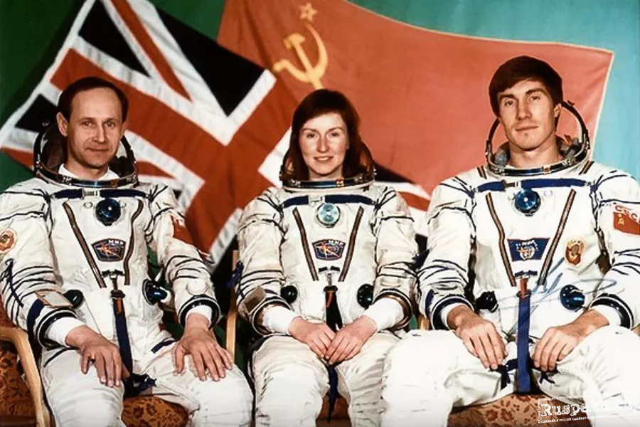 Экипаж знаменосцев - Союз ТМ-12