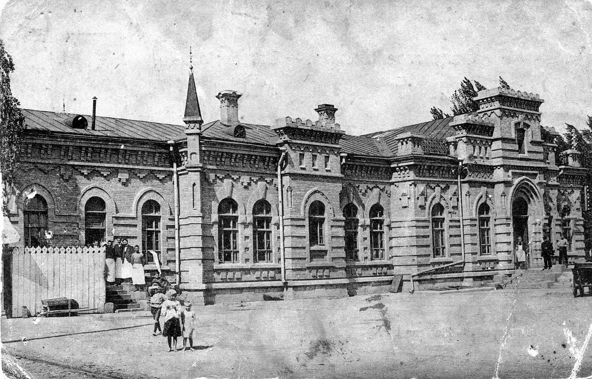 Железнодорожный вокзал Пятигорска, 1905-1912 гг (фото: https://pastvu.com/)