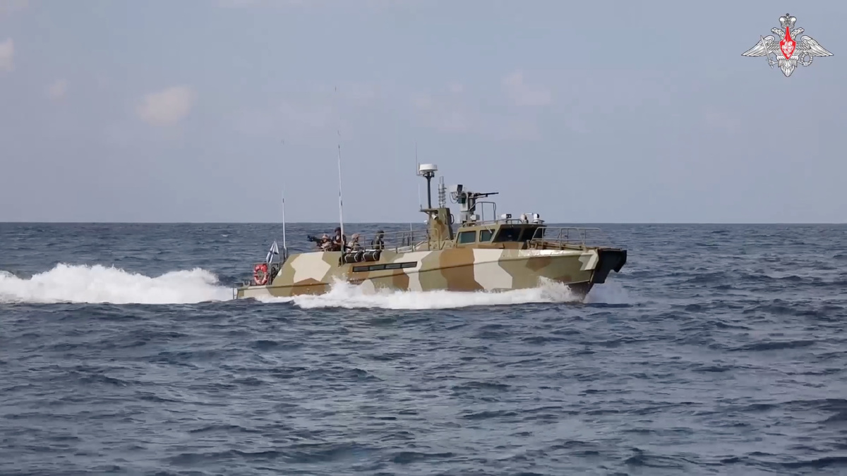 Катер типа "Раптор" у побережья Тартуса. 2024-й год. 