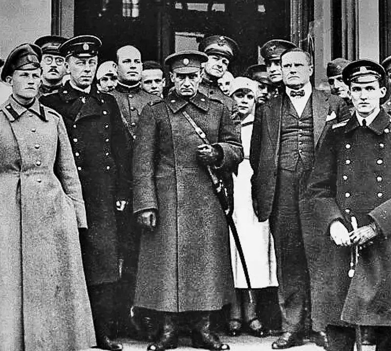 Роль личности в истории здесь также прослеживается. 