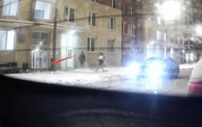    Момент, когда генерал оглянулся на самокат с бомбой - за десятые доли секунды до взрыва//Стоп-кадр с камеры, установленной террористами в автомобиле каршеринга, откуда велось наблюдение