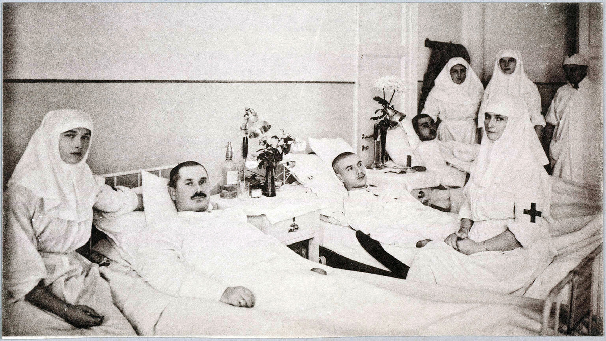 Императрица Александра Федоровна (справа) и ее дочери, Ольга и Татьяна, ухаживают за ранеными солдатами, 1914 год.