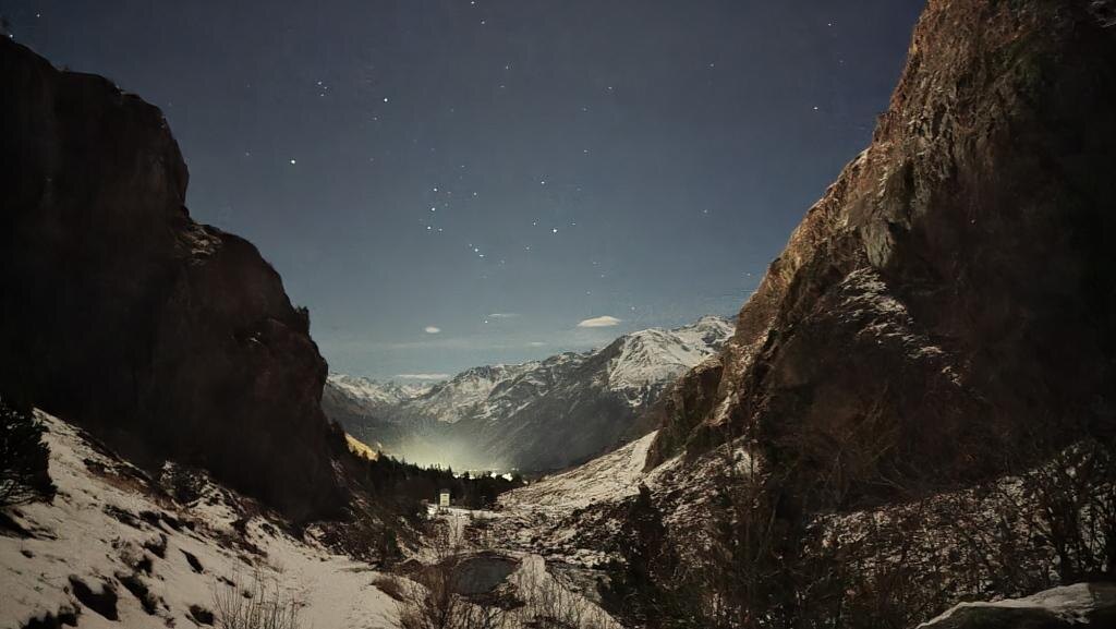 Примерно так! Горы, снег, звёзды :)