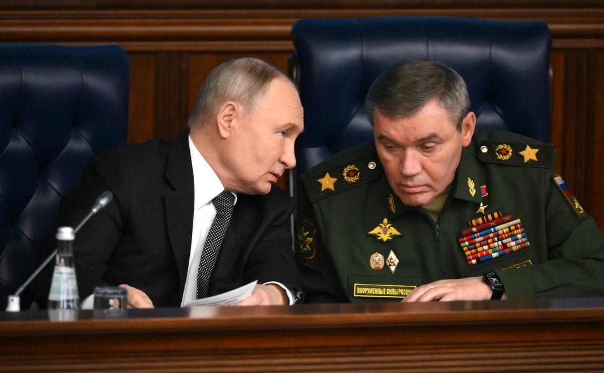    Президент России Владимир Путин и начальник Генштаба Валерий Герасимов. Источник: портал kremlin.ru