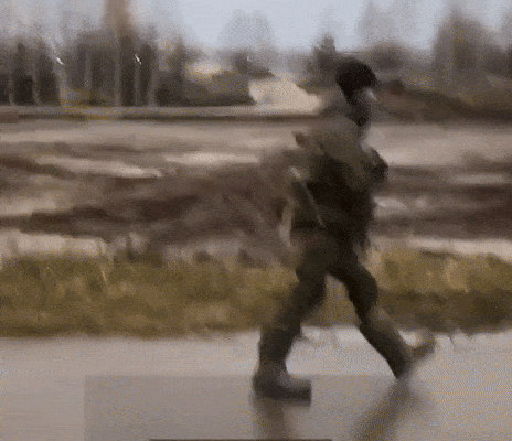    Один из самых сильных моментов 2022 года: танки Т-14 "Армата" на полигоне с мобилизованными. Источник: ТГ-канал "Военный Осведомитель"