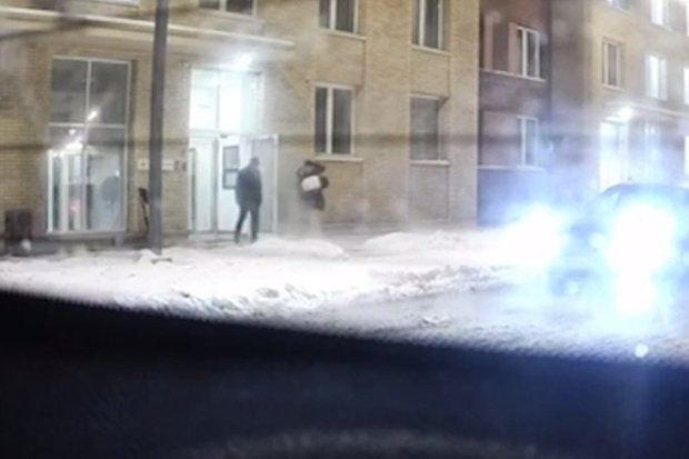    За секунду до взрыва у дома на Рязанском проспекте в Москве, в результате которого погибли генерал-лейтенант Игорь Кириллов и его помощник Илья Поликарпов. Кадр: Telegram-канал Mash